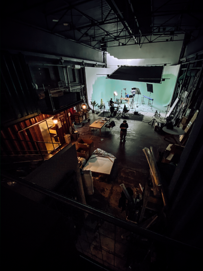 Filmové studio s profesionálním osvětlením